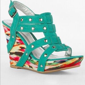 Wedges from buckle